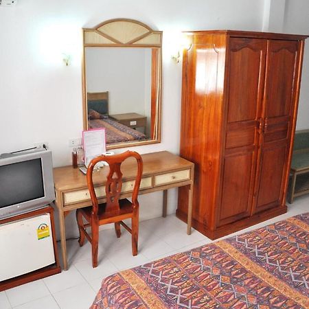Highfive Guest House Pattaya Quarto foto