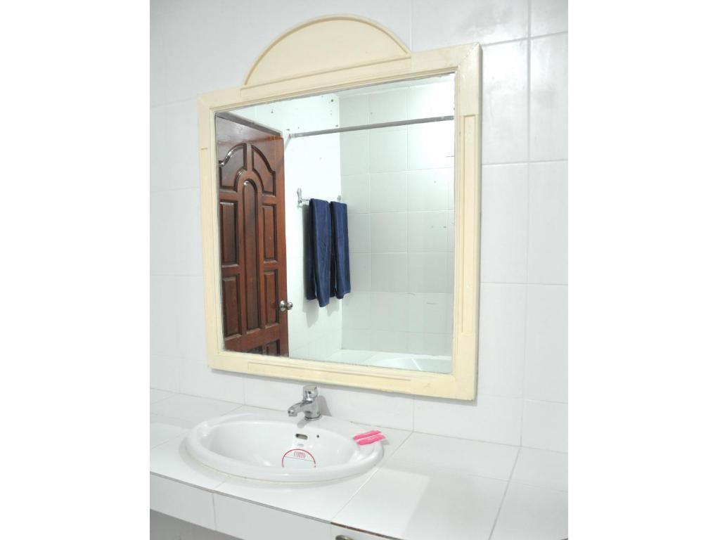 Highfive Guest House Pattaya Quarto foto